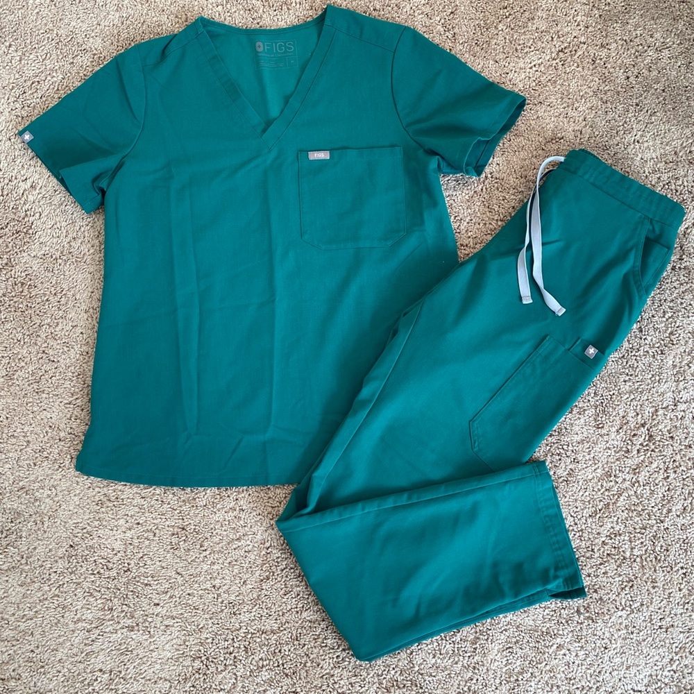 FIGS Hunter Green scrub set! M one pocket scrub top and S/T Yola bottoms.